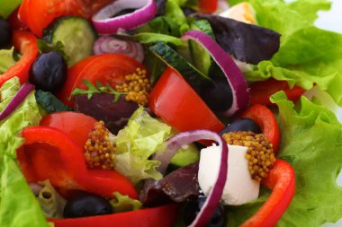 bir tabloda, seçici odak bir tabak içinde taze sebze salatası