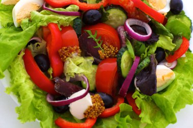 bir tabloda, seçici odak bir tabak içinde taze sebze salatası