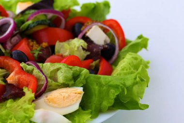 bir tabloda, seçici odak bir tabak içinde taze sebze salatası