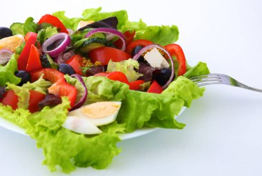 bir tabloda, seçici odak bir tabak içinde taze sebze salatası