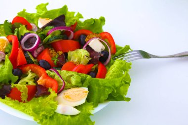 bir tabloda, seçici odak bir tabak içinde taze sebze salatası