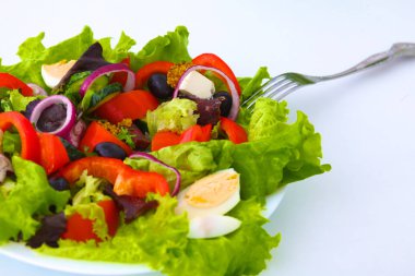 bir tabloda, seçici odak bir tabak içinde taze sebze salatası