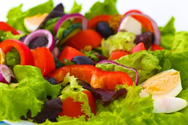 bir tabloda, seçici odak bir tabak içinde taze sebze salatası