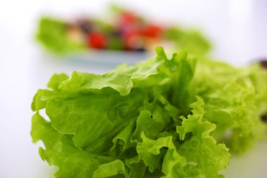 bir tabloda, seçici odak bir tabak içinde taze sebze salatası