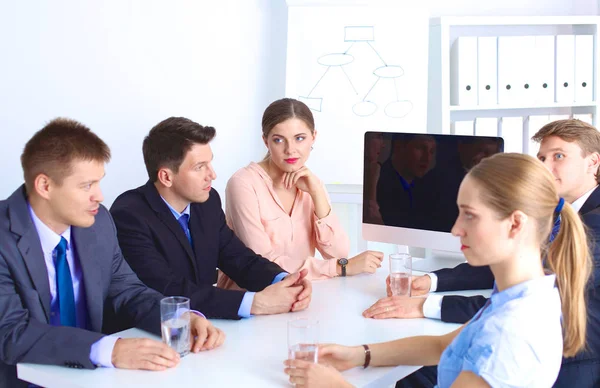 商务会议-与他的同事们讨论工作的经理 — 图库照片
