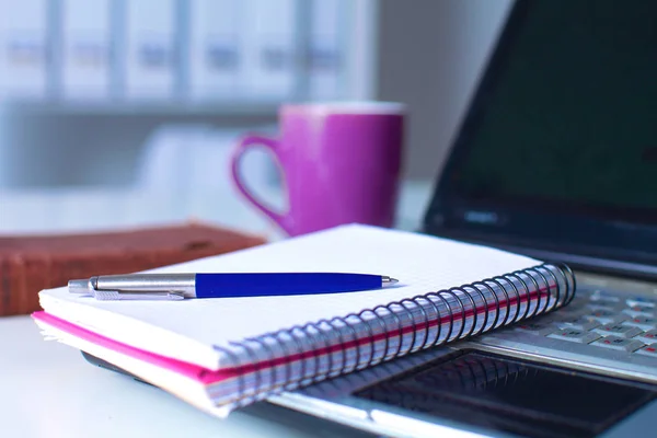 Vista de cerca del interior de un escritorio con una computadora portátil, una taza de café y cortinas blancas en un día soleado —  Fotos de Stock