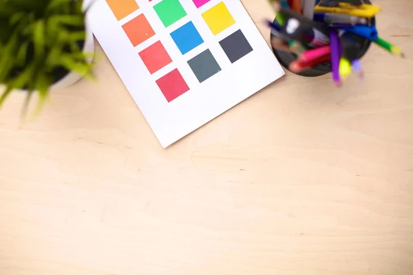 Mesa de escritório com bloco de notas em branco e laptop — Fotografia de Stock