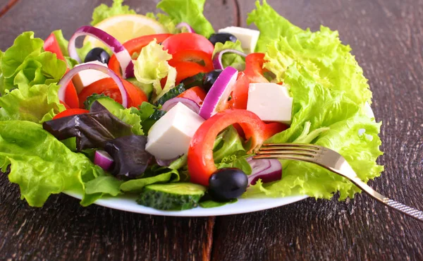 Salada de verduras frescas em uma chapa em uma mesa, foco seletivo — Fotografia de Stock