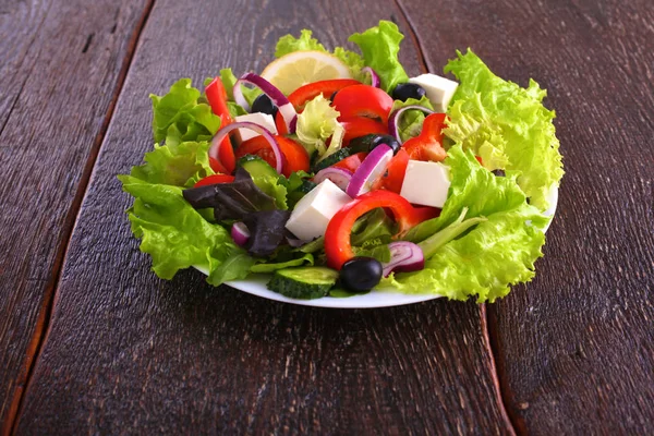 Sallad från färska grönsaker i en platta på ett bord, selektivt fokus — Stockfoto