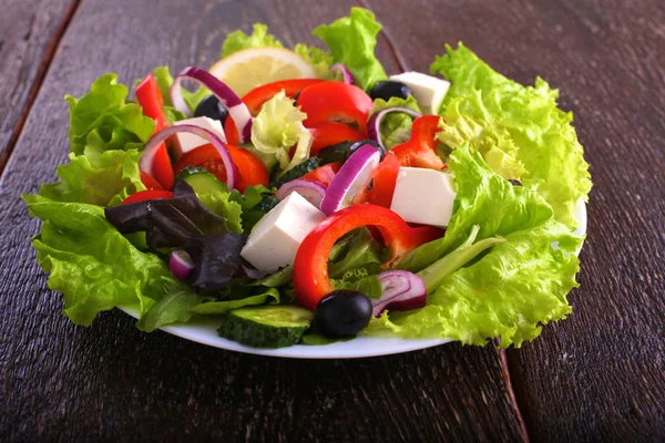 Sałatka ze świeżych warzyw w talerz na stole, Selektywny fokus — Zdjęcie stockowe
