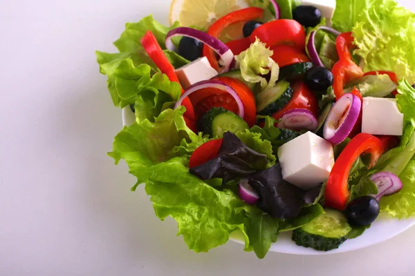 Σαλάτα από φρέσκα λαχανικά σε ένα πιάτο σε ένα τραπέζι, επιλεκτική εστίαση — Φωτογραφία Αρχείου