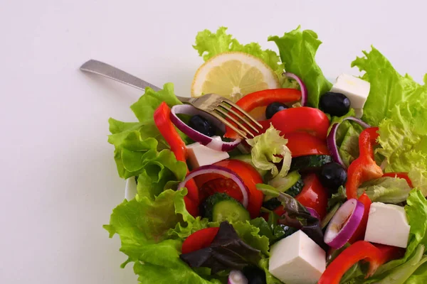 La ensalada de hortalizas frescas en el plato a la mesa, el foco selectivo —  Fotos de Stock