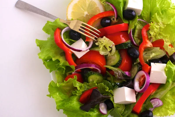 Salada de verduras frescas em uma chapa em uma mesa, foco seletivo — Fotografia de Stock