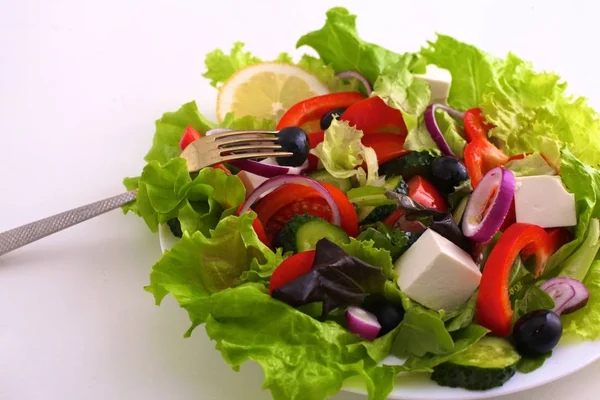 La ensalada de hortalizas frescas en el plato a la mesa, el foco selectivo —  Fotos de Stock