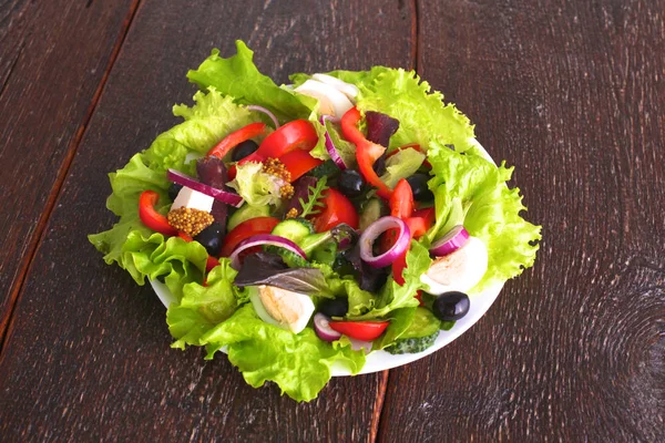 Salade de légumes frais dans une assiette sur une table, mise au point sélective — Photo