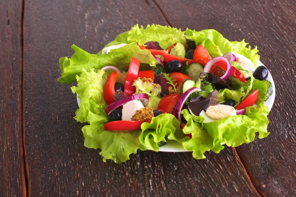 Sałatka ze świeżych warzyw w talerz na stole, Selektywny fokus — Zdjęcie stockowe