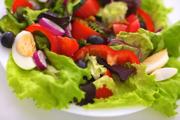 Salada de verduras frescas em uma chapa em uma mesa, foco seletivo — Fotografia de Stock