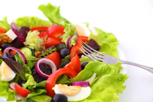 Sallad från färska grönsaker i en platta på ett bord, selektivt fokus — Stockfoto