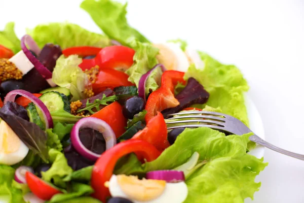 Salada de verduras frescas em uma chapa em uma mesa, foco seletivo — Fotografia de Stock