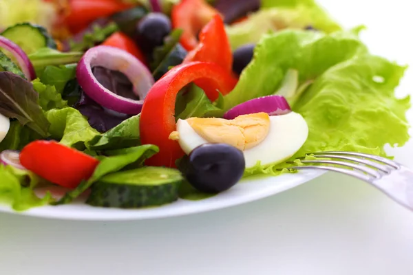 Sallad från färska grönsaker i en platta på ett bord, selektivt fokus — Stockfoto