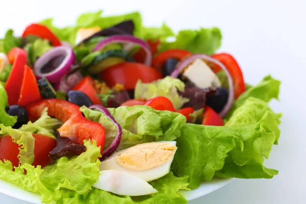テーブル、選択と集中の上皿で新鮮な野菜からサラダ — ストック写真