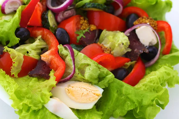 Insalata da verdure fresche in un piatto su un tavolo, un centro selettivo — Foto Stock