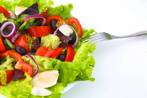 Insalata da verdure fresche in un piatto su un tavolo, un centro selettivo — Foto Stock