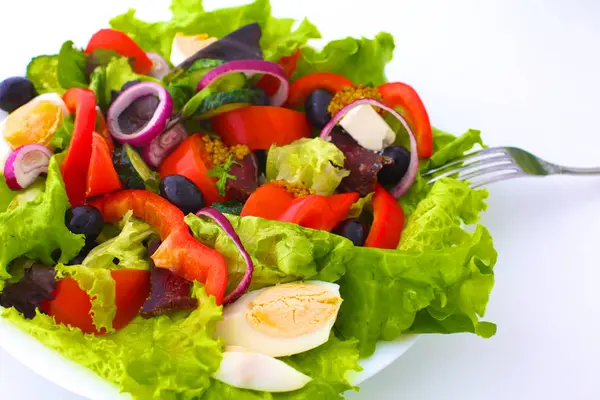 Салат зі свіжих овочів в тарілці на столі, вибірковий фокус — стокове фото