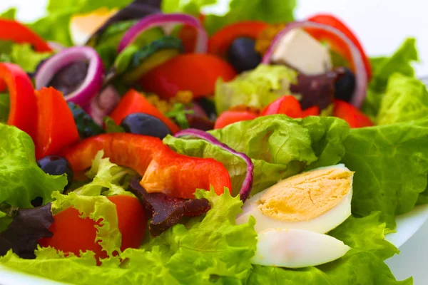 Sallad från färska grönsaker i en platta på ett bord, selektivt fokus — Stockfoto