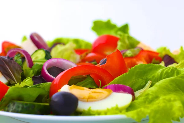 Sallad från färska grönsaker i en platta på ett bord, selektivt fokus — Stockfoto