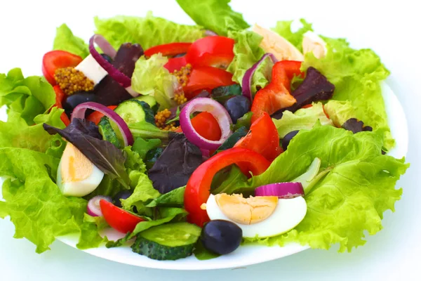 Sallad från färska grönsaker i en platta på ett bord, selektivt fokus — Stockfoto