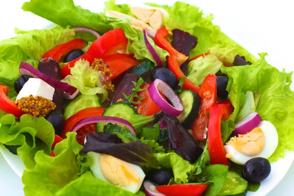 Sallad från färska grönsaker i en platta på ett bord, selektivt fokus — Stockfoto