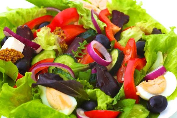 Salade de légumes frais dans une assiette sur une table, mise au point sélective — Photo