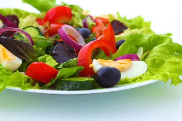 Salada de verduras frescas em uma chapa em uma mesa, foco seletivo — Fotografia de Stock