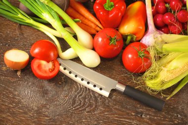 Ahşap bir masa üzerinde taze sebze. Sağlıklı gıda. Diyet