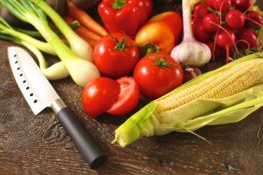 Ahşap bir masa üzerinde taze sebze. Sağlıklı gıda. Diyet