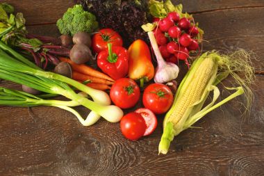 Ahşap bir masa üzerinde taze sebze. Sağlıklı gıda. Diyet