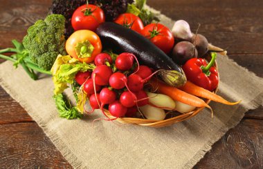 Ahşap bir masa üzerinde taze sebze. Sağlıklı gıda. Diyet