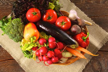 Ahşap bir masa üzerinde taze sebze. Sağlıklı gıda. Diyet