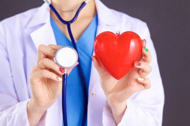 Steteskoplu, kalbi olan bir kadın doktor.