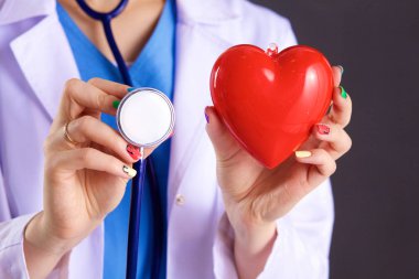 Steteskoplu, kalbi olan bir kadın doktor.