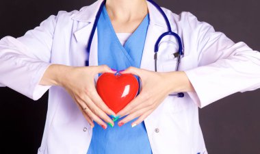 Steteskoplu, kalbi olan bir kadın doktor.