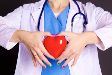 Steteskoplu, kalbi olan bir kadın doktor.