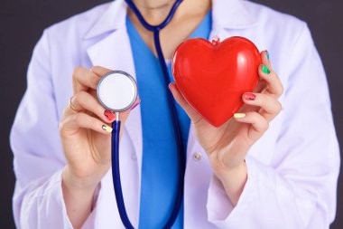 Steteskoplu, kalbi olan bir kadın doktor.