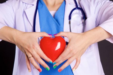 Steteskoplu, kalbi olan bir kadın doktor.