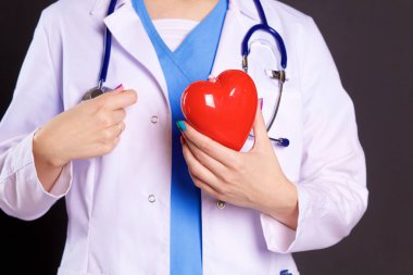 Steteskoplu, kalbi olan bir kadın doktor.