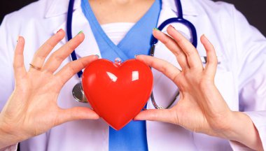 Steteskoplu, kalbi olan bir kadın doktor.