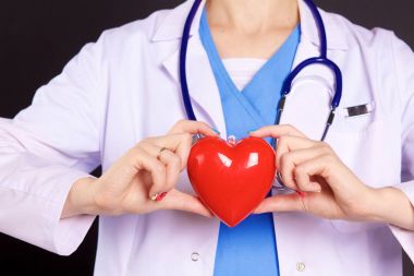 Steteskoplu, kalbi olan bir kadın doktor.