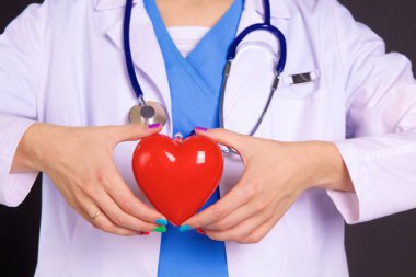 Steteskoplu, kalbi olan bir kadın doktor.