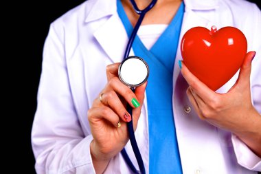 Steteskoplu, kalbi olan bir kadın doktor.